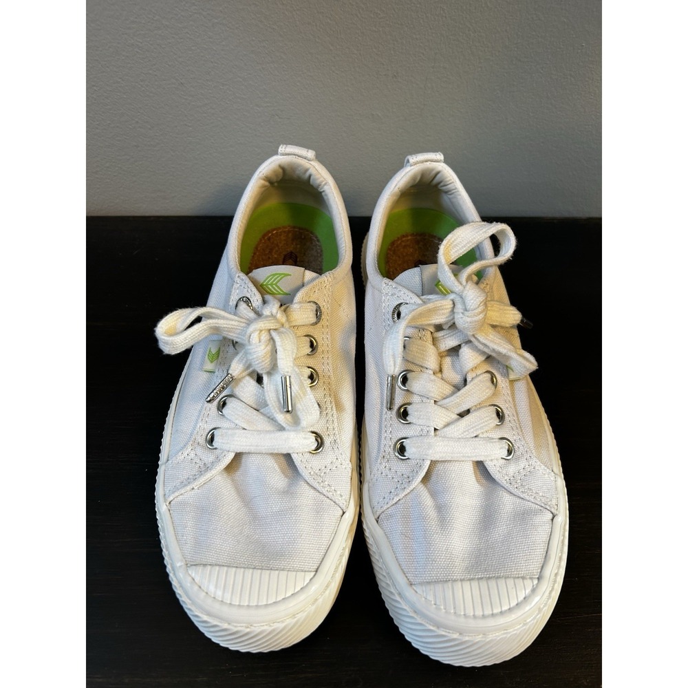 Cariuma Canvas Sneakers Women's 7.5 White Lace Up Low Top Casual Comfort Shoes